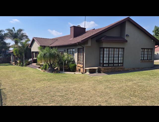 3 BEDROOM HOUSE FOR SALE IN HOEVELD PARK